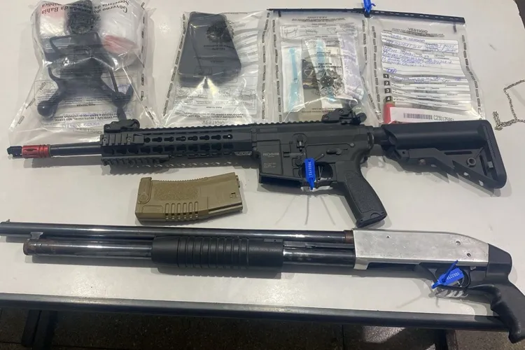 Operação apreende simulacro de fuzil, espingarda, drogas e dinheiro em Brumado