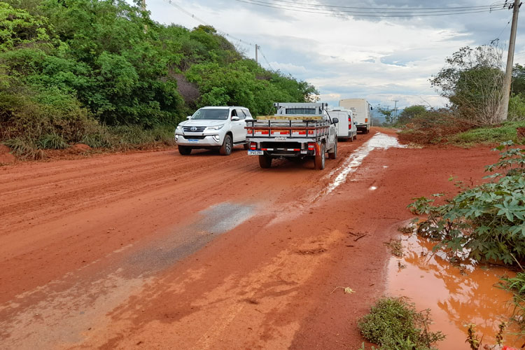 Deslizamento de terra causa dois acidentes com motos na entrada da BA-148 em Brumado
