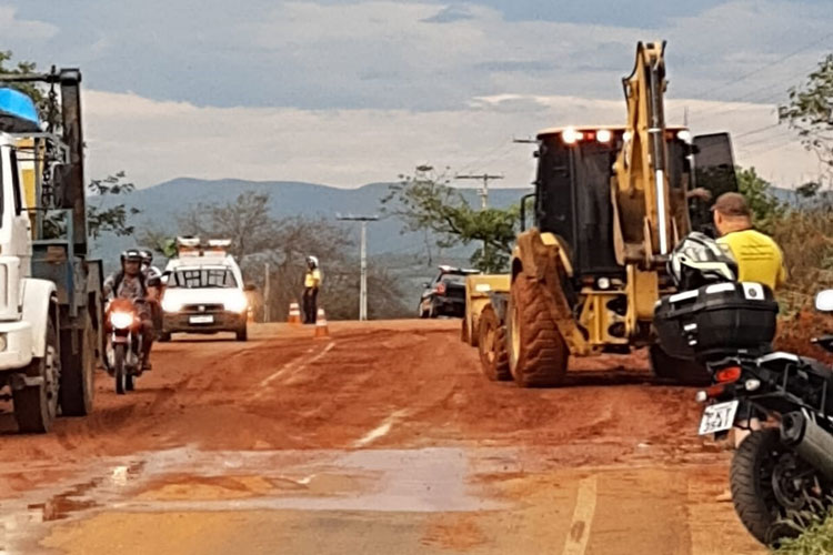 Deslizamento de terra causa dois acidentes com motos na entrada da BA-148 em Brumado