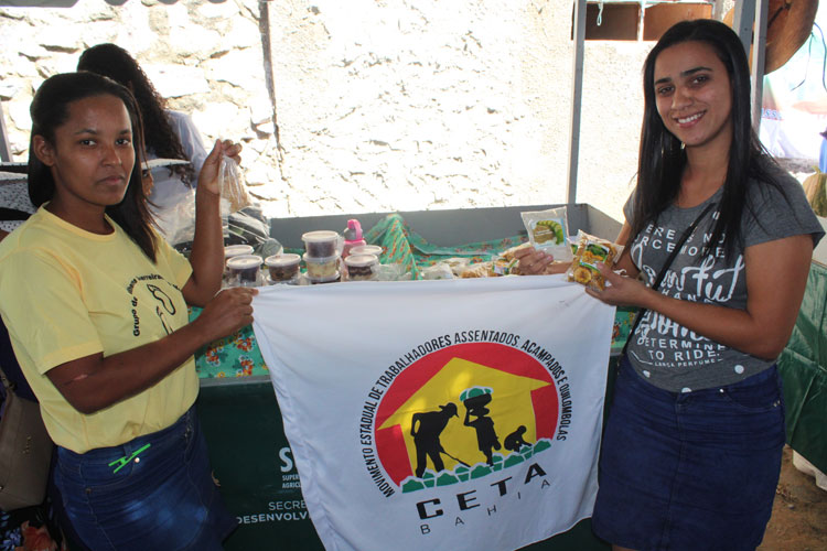 Farinha da banana produzida em Santa Luzia ganha destaque na Feira da Agricultura Familiar em Brumado