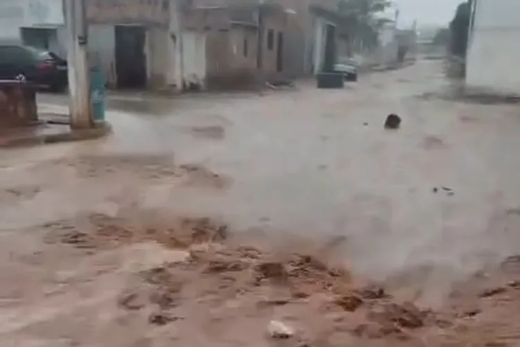 VÍDEO: Temporal provoca enxurradas e deixa ruas alagadas em Tanhaçu