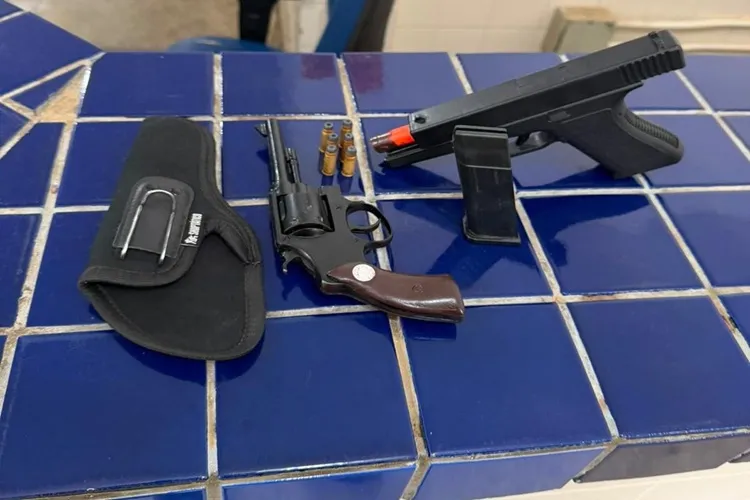 Brumado: Jovem derruba mulher de moto, ostenta arma e é preso em flagrante