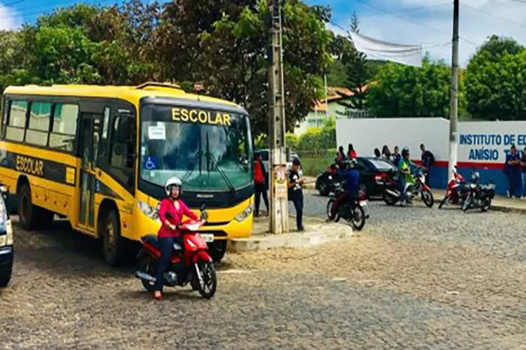 Ainda sem transporte escolar, alunos de Caetité estão sem poder ir para as escolas
