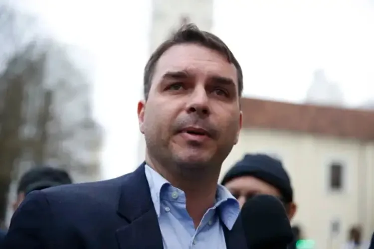 Justiça da Argentina manda preservar imagens da passagem de Flávio Bolsonaro pelo país