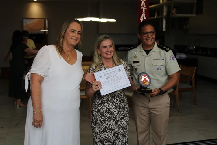 Ivana Bastos recebe o título de amiga da 46ª CIPM em Livramento de Nossa Senhora