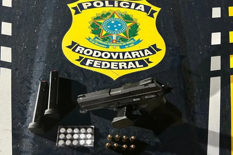 PRF apreende arma de fogo e anfetaminas durante fiscalização em Seabra