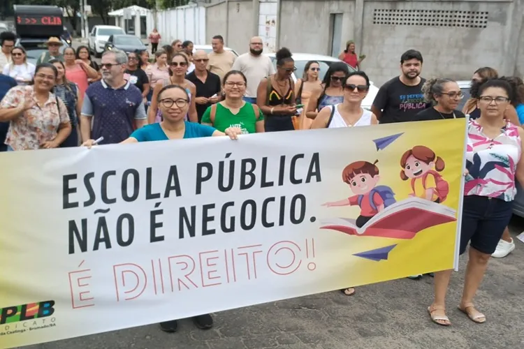 Professores percorrem ruas de Brumado contra a privatização da educação