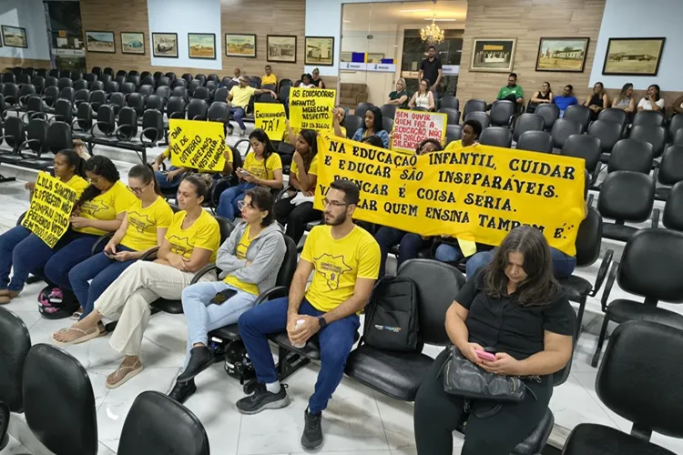 Cuidadores de creche protestam na Câmara de Brumado por igualdade salarial