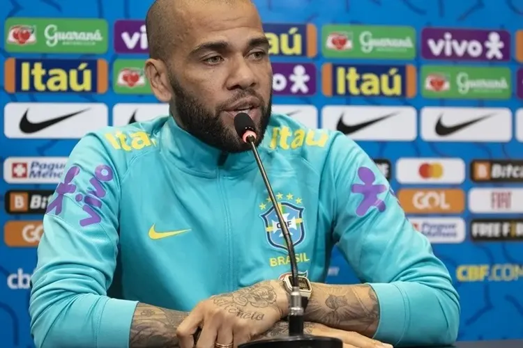 Daniel Alves é condenado a 4 anos e 6 meses de prisão por acusação de estupro