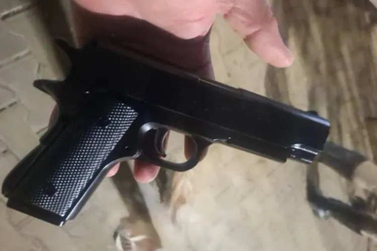 17º BPM apreende simulacro de pistola com adolescente em praça pública de Guanambi