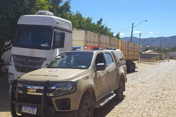 Carreta é apreendida novamente transportando madeira nativa ilegal em Paramirim