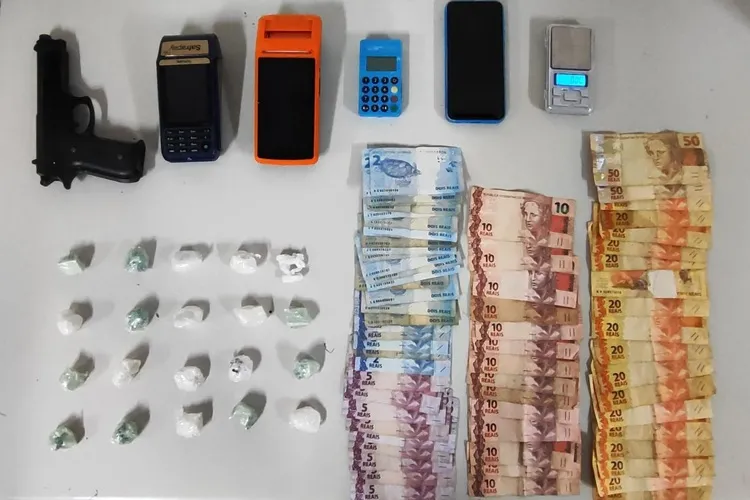 Suspeito tenta se esconder entre carros, mas acaba preso com cocaína e simulacro em Guanambi