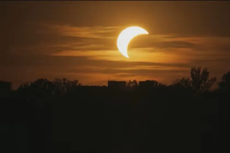 Eclipse solar é visto em parte do Hemisfério Norte da Terra