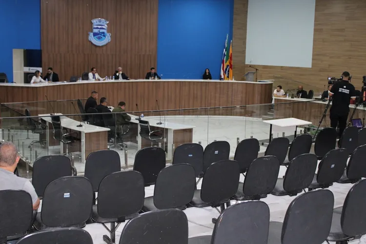Sessão em Brumado tem pauta cheia com foco em emprego, saúde e infraestrutura