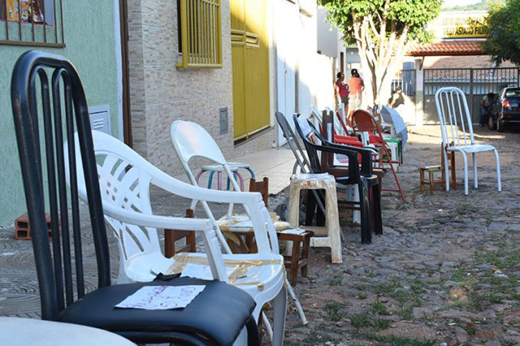 Pais protestam contra esquema de reserva de vaga em fila de matrícula em Caculé