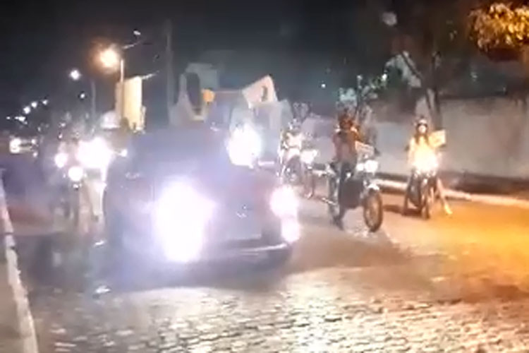 Com paródia de música de Naiara Azevedo, professores fazem carreata em Tanhaçu