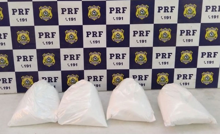 Jovem de 18 anos é presa em ônibus no oeste baiano levando cocaína para a Paraíba