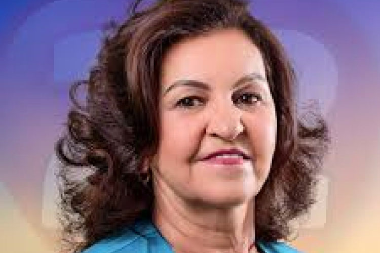 Prefeita de Matina suspende aulas para utilizar ônibus escolares em evento com governador