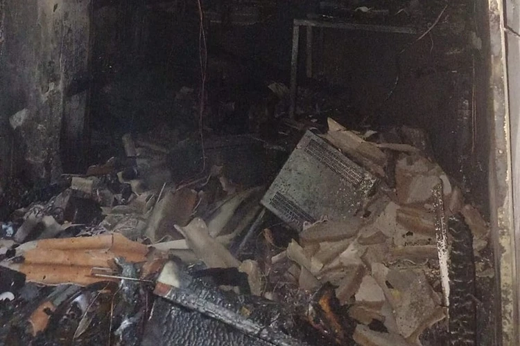 Bombeiros combatem incêndio em barraca de feira em Vitória da Conquista