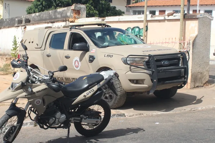 Homem pula muros para fugir da PM após denúncia de violência doméstica em Macaúbas