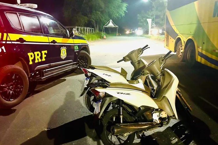 Jequié: PRF intercepta ônibus com motocicletas furtadas no bagageiro