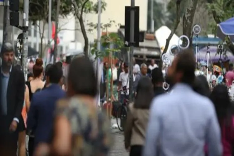 Orgulho de ser brasileiro cai para 74% e vergonha sobe para 24%