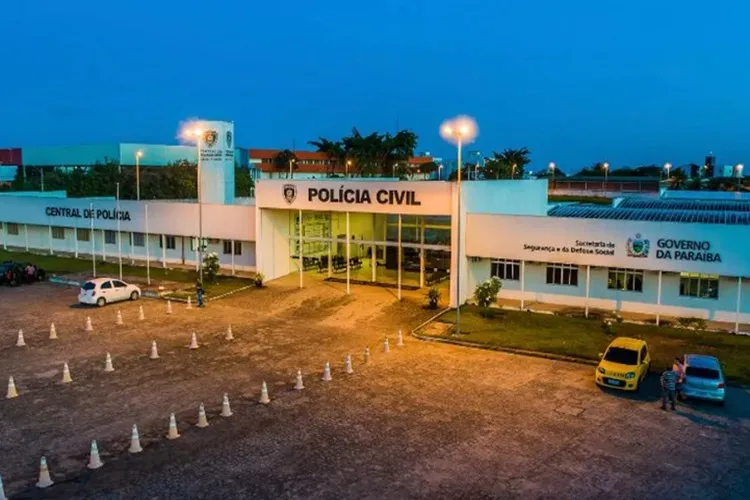 Mãe e avó são presas suspeitas de vender vídeos de pornografia com menina de 11 anos