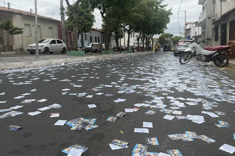 Milhares de santinhos cobrem o entorno de seções eleitorais em Brumado