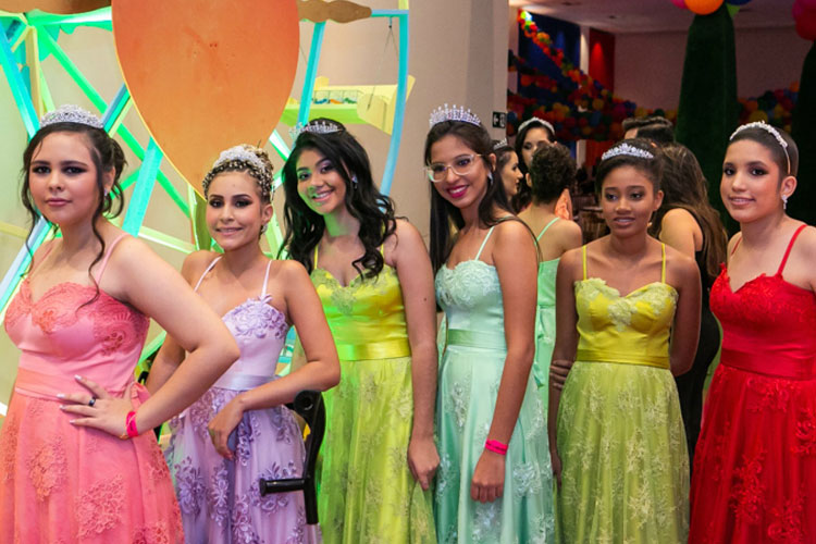 Barretos: Pacientes que tratam tumores ganham baile de debutante