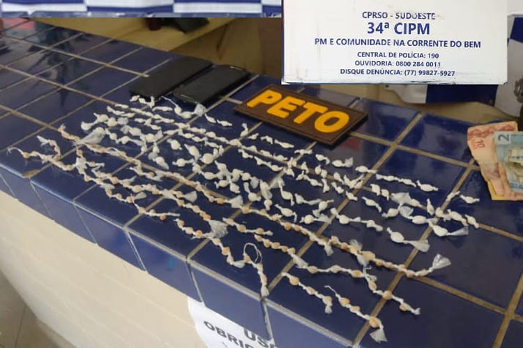 34ª CIPM detém mulher por tráfico de drogas em bar na cidade de Brumado