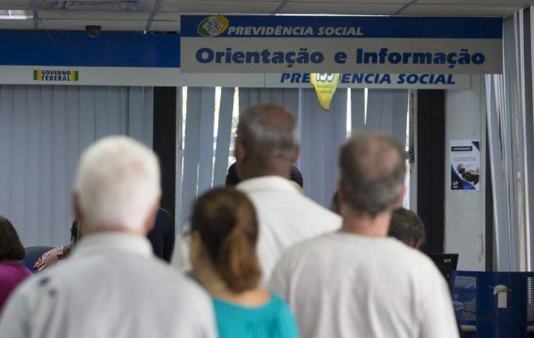 Idoso de baixa renda terá de abrir dados bancários para receber benefício do INSS