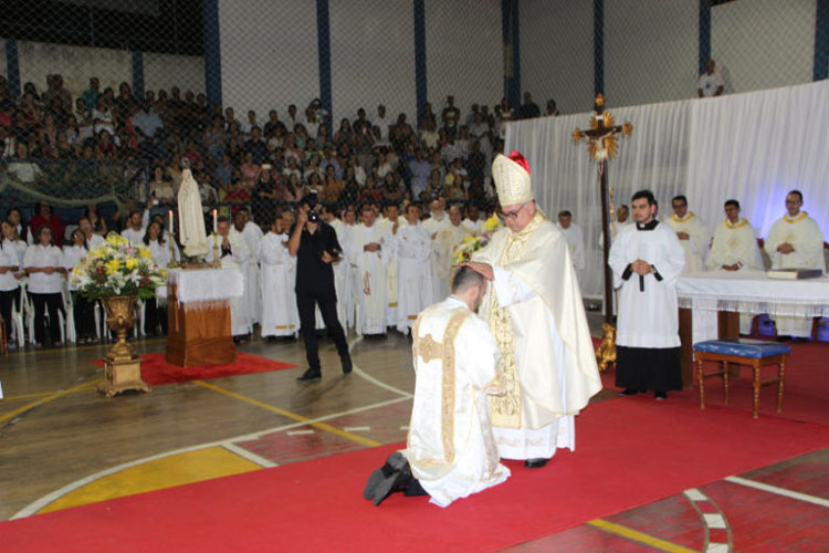 Brumado: Com ginásio lotado, diácono Ícaro Vinícius é ordenado padre