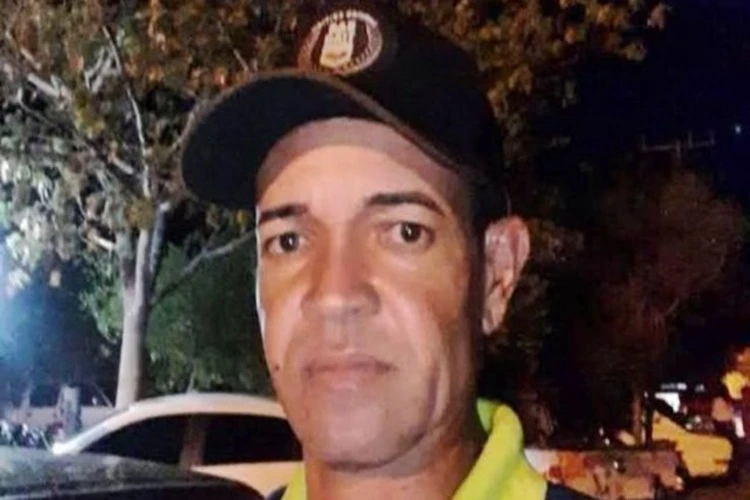 Homem é atingido por caminhonete enquanto estava com moto parada e morre na BR-030