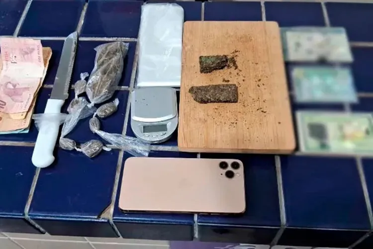 Brumado: 24º BPM apreende drogas após fuga de suspeito em área do tráfico