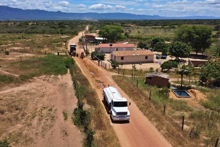 Prefeitura realiza manutenção na estrada de Canabrava em Livramento de Nossa Senhora
