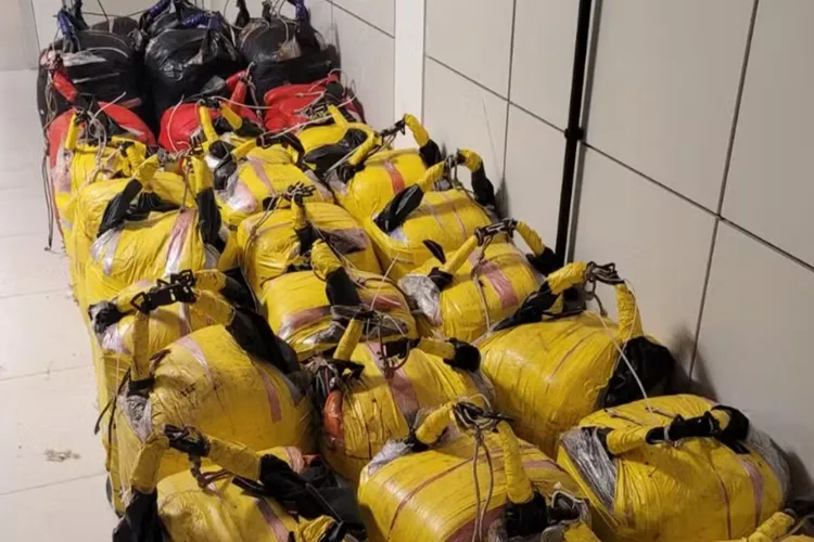 PF apreende uma tonelada de cocaína dentro de embarcação na baía de Aratu em Salvador