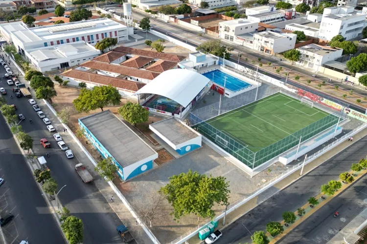 Grupo de crianças e adolescente invade Escola Integral para usar piscina em Guanambi