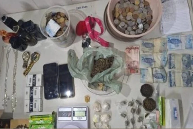 Ação policial resulta na apreensão de drogas e materiais ilícitos em Guanambi