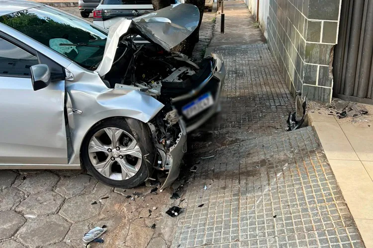 Veículo desgovernado percorre cerca de 1 km até colidir contra muro em Caetité