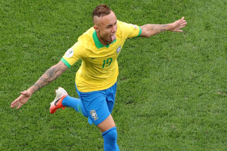 Brasil goleia Peru e se garante nas quartas de final da Copa América