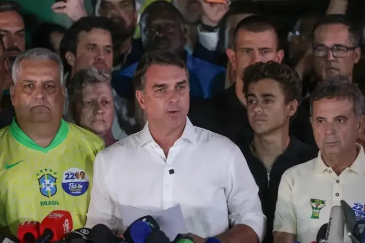 Flávio Bolsonaro divulga manifesto nos EUA e recua após se declarar 'presidente eleito'