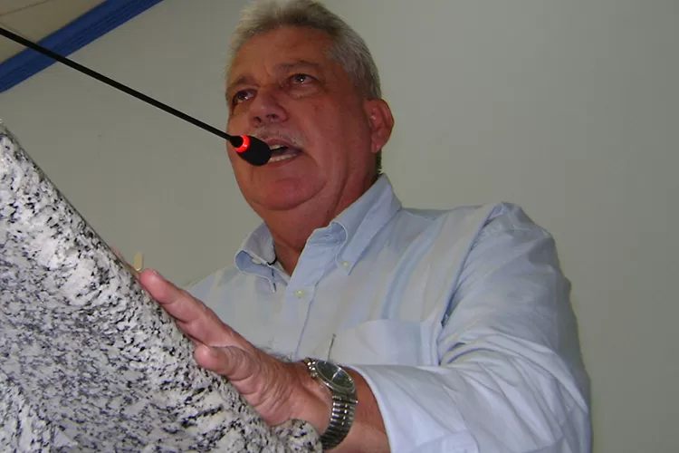 Prefeito de Guanambi exonera aliado histórico e o substitui por ex-presidente do PT