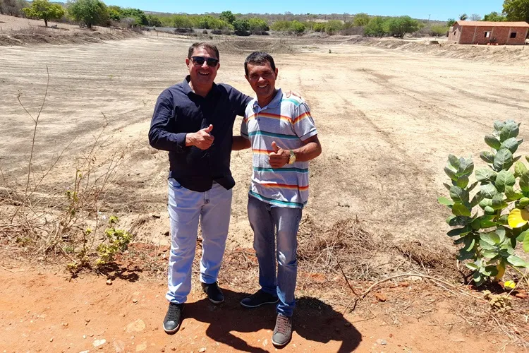Malhada de Pedras: Prefeitura faz limpeza de aguadas em ação de convivência com a seca