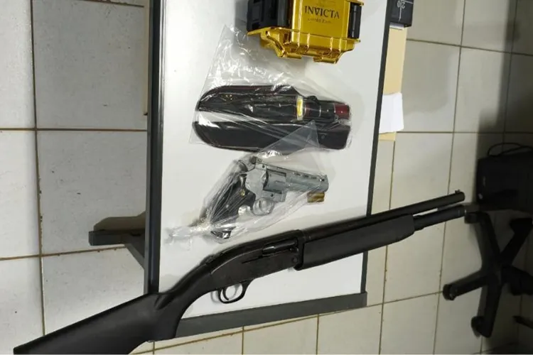 79ª CIPM apreende armas de fogo e veículo adulterado em Poções