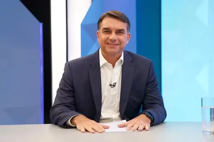 Derrotado, Flávio Bolsonaro ficará sem cargo e sem foro privilegiado após 24 anos