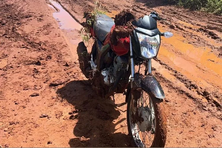 4ª CIPM apreende moto irregular e detém condutor por direção perigosa em Botuporã