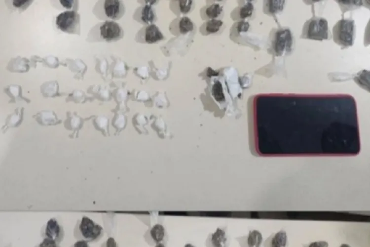 Homem com 100 buchas de maconha e porções de cocaína é detido em Paramirim