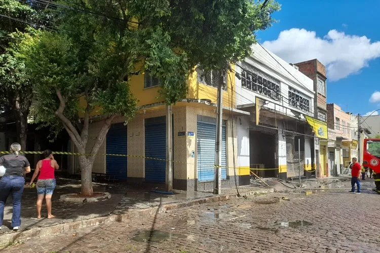 Brumado: Incêndio abala estrutura e bombeiros recomendam a interdição de imóveis