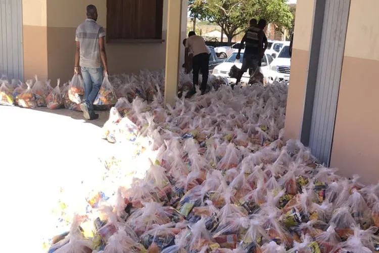 Prefeito de Guanambi doa salários e adquire sete toneladas de alimentos para doação