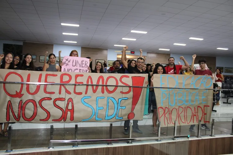Discentes e docentes vão ao legislativo em prol da sede própria da Uneb em Brumado